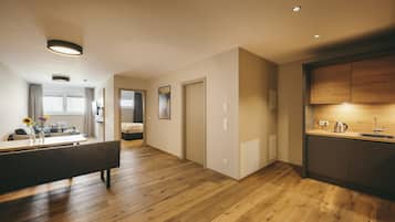 1 Bedroom Apartment without balcony (Ground floor) | 거실 공간 | 케이블 채널 시청이 가능한 55인치 평면 TV, 넷플릭스, iPod 도킹 스테이션