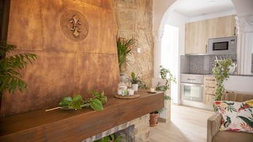 Een koelkast, een magnetron, een oven, een kookplaat