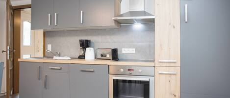 ثلاجة، ميكروويف، فرن، غسالة أطباق