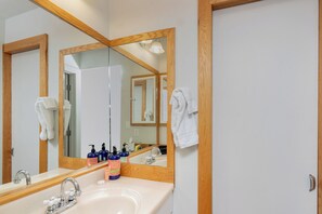 Combined shower/bathtub, hair dryer, towels