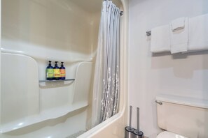 Combined shower/tub, hair dryer, towels
