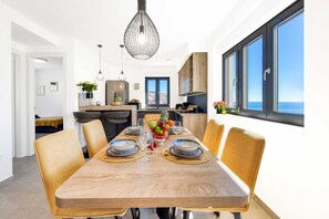 Huoneisto (Two Bedroom Apartment with Balcony) | Ruokasali