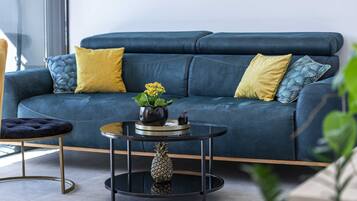 Apartment (Two Bedroom Apartment with Balcony) | Wohnzimmer | 25-Zoll-Fernseher mit Satellitenempfang