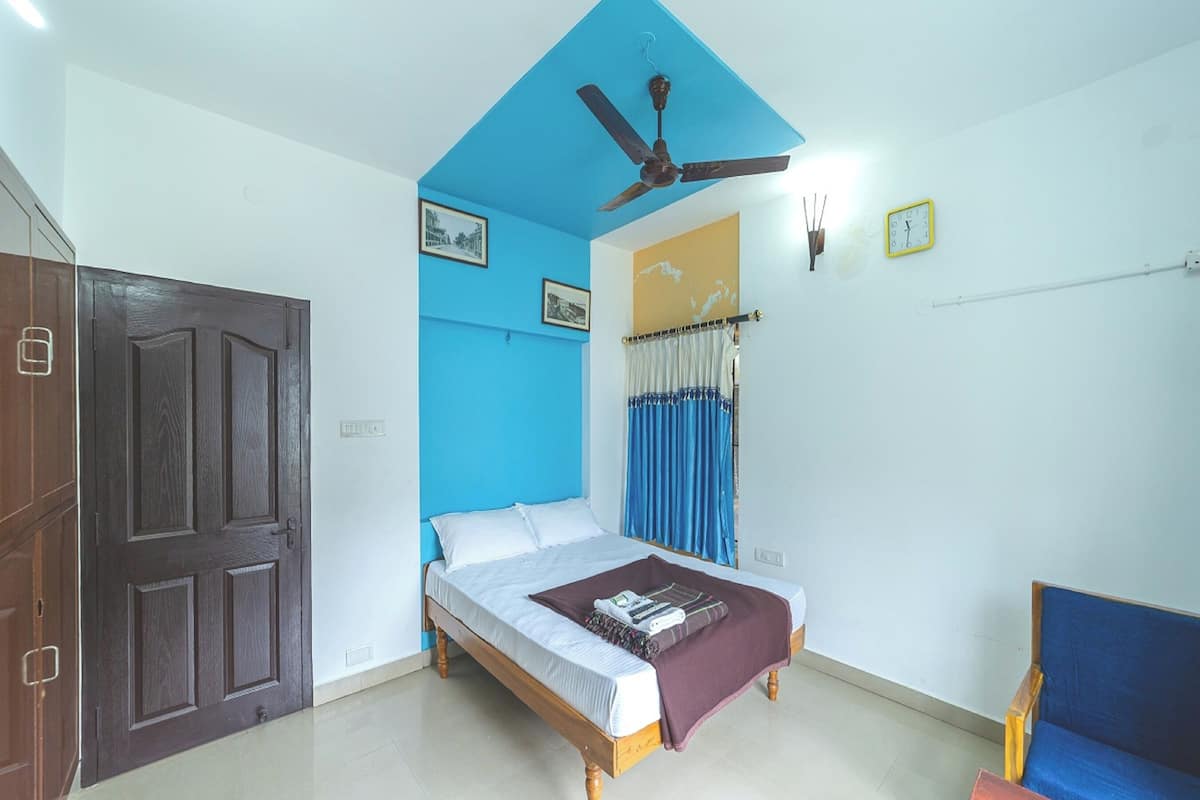 Basic Double Room | Desk, rollaway beds