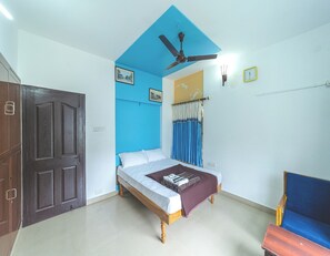 Habitación básica doble | Ropa de cama hipoalergénica y escritorio 