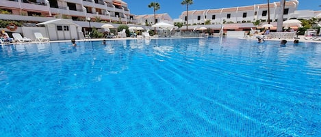 Una piscina al aire libre, una piscina climatizada