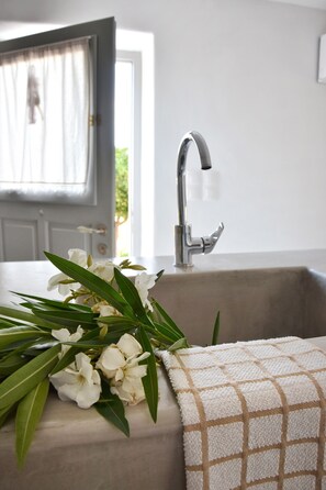 A bathroom with a sink, a towel, and a plant. - Koukounari Cottage Paros, Apartment With sea View (Paros)