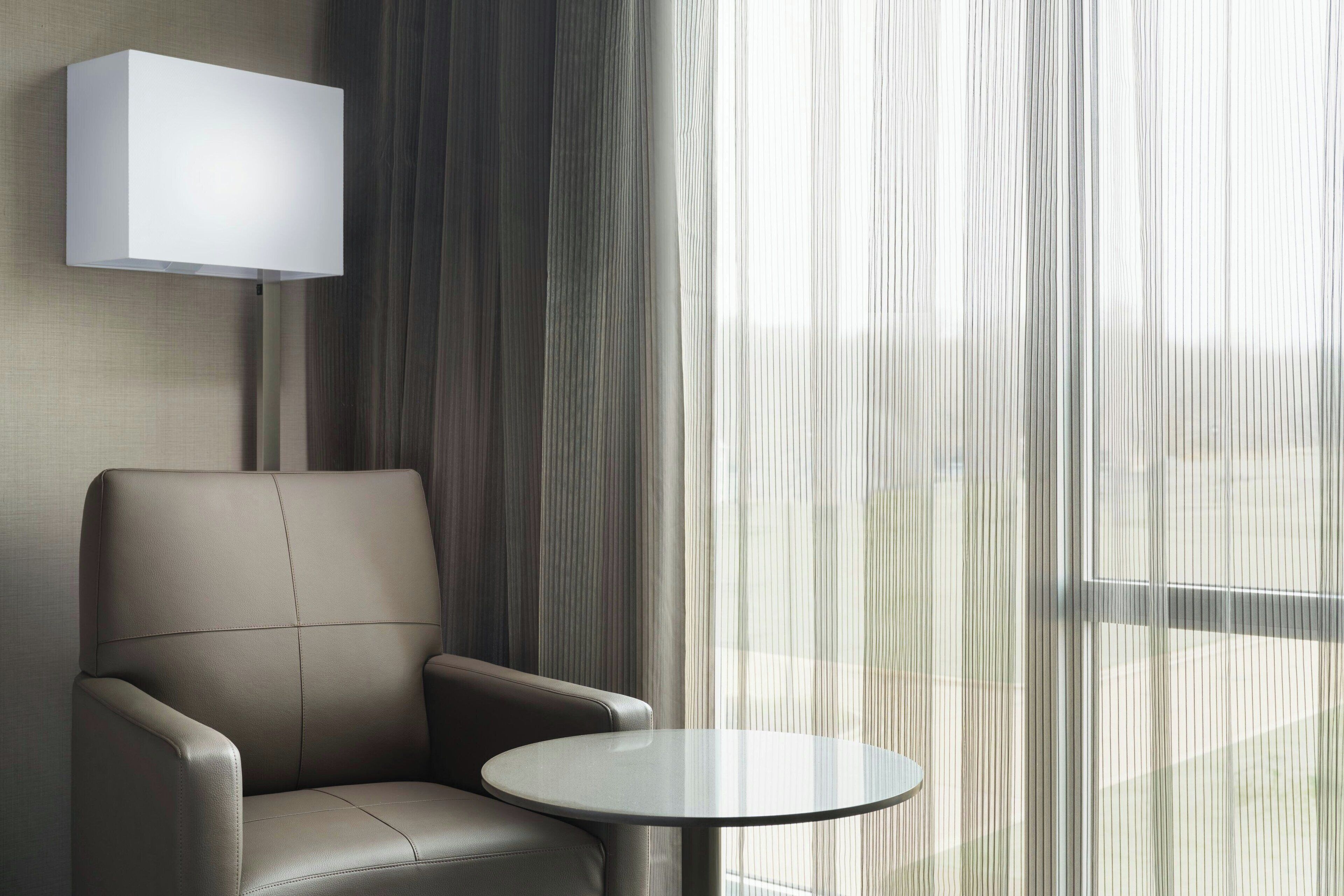 Schreibtisch, Bügeleisen/Bügelbrett, kostenlose Babybetten