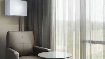 Schreibtisch, Bügeleisen/Bügelbrett, kostenlose Babybetten