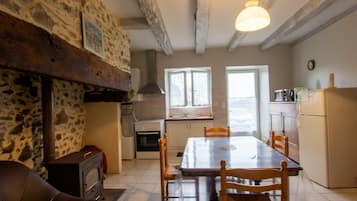 Een koelkast, een microgolfoven, een oven, een diepvriezer