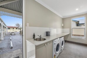 Fridge, microwave, stovetop, electric kettle - Aloha Central Luxury Accommodation (Naracoorte)