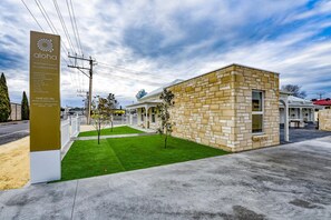 Exterior - Aloha Central Luxury Accommodation (Naracoorte)