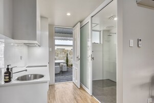 Un baño moderno con ducha, inodoro y lavamanos.