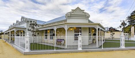 Fachada de la propiedad