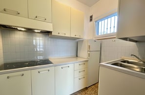Geladeira, micro-ondas, cooktop, talheres/pratos/utensílios de cozinha