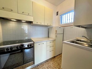 Fridge, oven, stovetop, coffee/tea maker