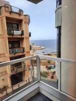 Una playa cerca, arena blanca, 3 bares en la playa