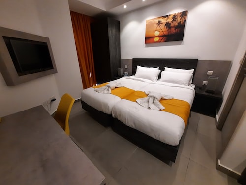 Shoreline Hotel