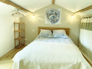 1 bedroom, travel cot, free WiFi, bed sheets