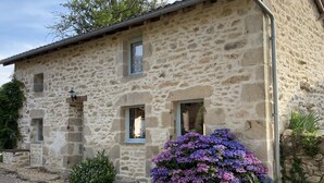 A stone building with multiple windows and a gravel driveway. - The perfect Couple's Retreat (Abjat-sur-Bandiat)