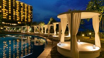 Indoor pool, seasonal outdoor pool