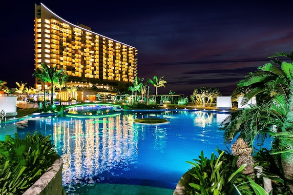 Una piscina techada, una piscina al aire libre de temporada