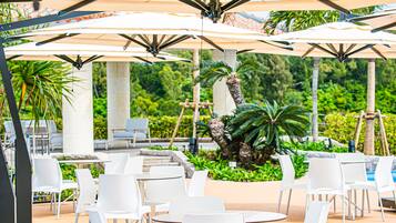 Piscina interna, piscina externa sazonal