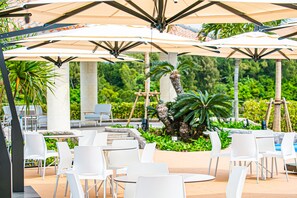 Innenpool, Außenpool (je nach Saison geöffnet)