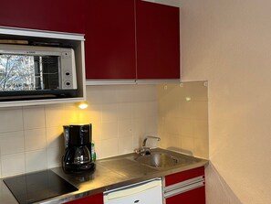 Kylskåp och mikrovågsugn