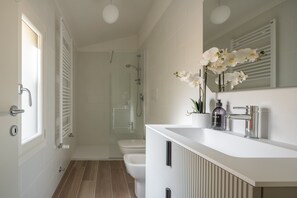Een douche, een haardroger, handdoeken