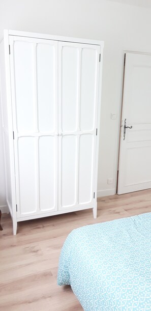 4 bedrooms, iron/ironing board, travel cot, free WiFi