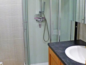 Bathroom - 6-Person Apartment with Terrace, Parking, and Wi-Fi (Samoëns)