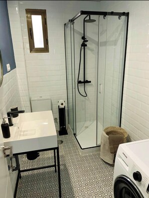 Douche, sèche-cheveux, serviettes fournies, savon