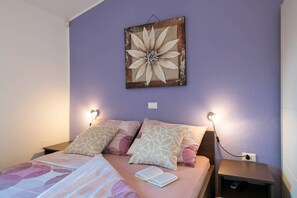 3 bedrooms, in-room safe, iron/ironing board, travel cot