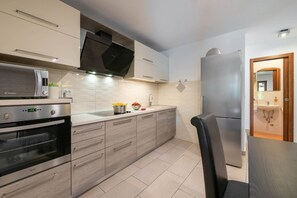Kühlschrank, Mikrowelle, Ofen, Herdplatte