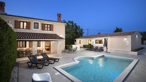 Il s’agit d’une propriété résidentielle dotée d’une piscine, d’un espace salon extérieur et d’un patio.