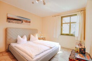 2 Schlafzimmer, Reisekinderbett