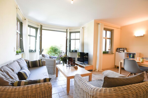 Fernseher, Kamin, Bücher, Stereoanlage