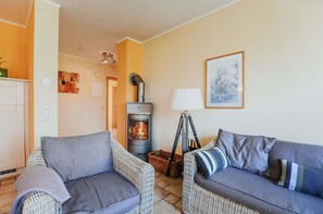 Fernseher, Kamin, Bücher, Stereoanlage