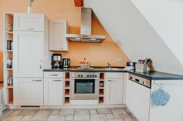 Fridge, oven, stovetop, dishwasher