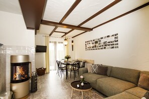 Fernseher, Kamin, Stereoanlage