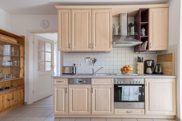 Fridge, oven, stovetop, dishwasher
