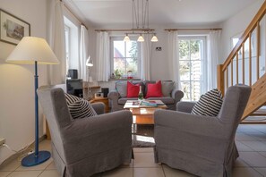 تلفزيون، مدفأة، مشغل دي في دي، ستيريو