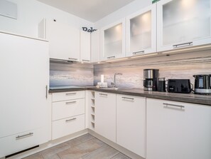 Kühlschrank, Mikrowelle, Herdplatte, Geschirrspüler