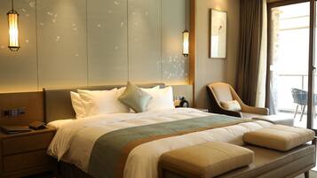 خزنة داخل الغرفة ومكتب وستائر تعتيم ومكواة/لوح كي