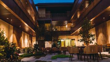 المنشأة من الخارج