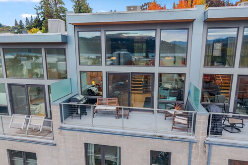 LOVELY VIEWS from this beautiful modern townhome in DT Hood River!!