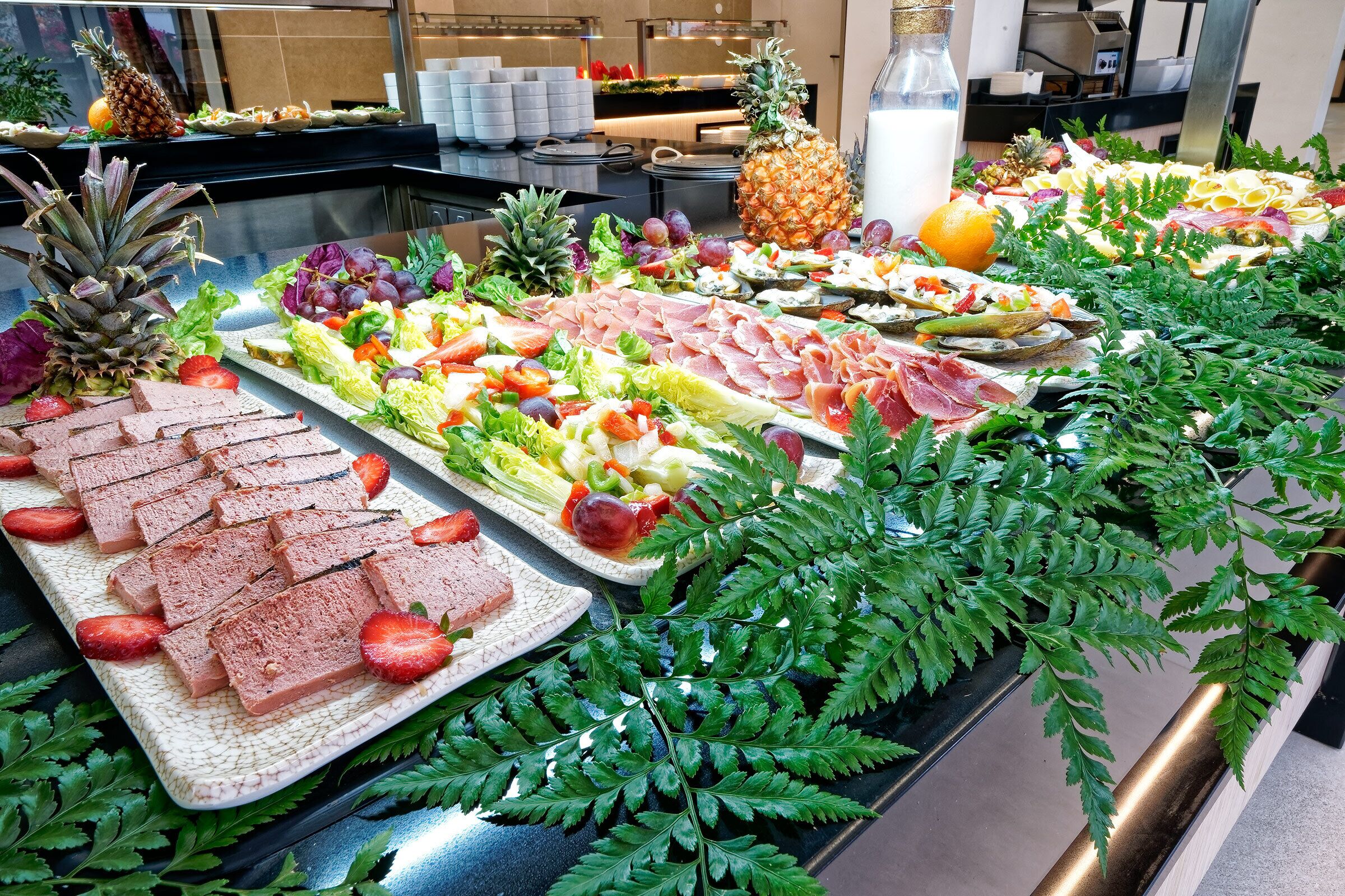 每日供應自助早餐 (每人 EUR9)