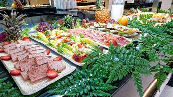 Desayuno buffet (EUR 9 por persona)