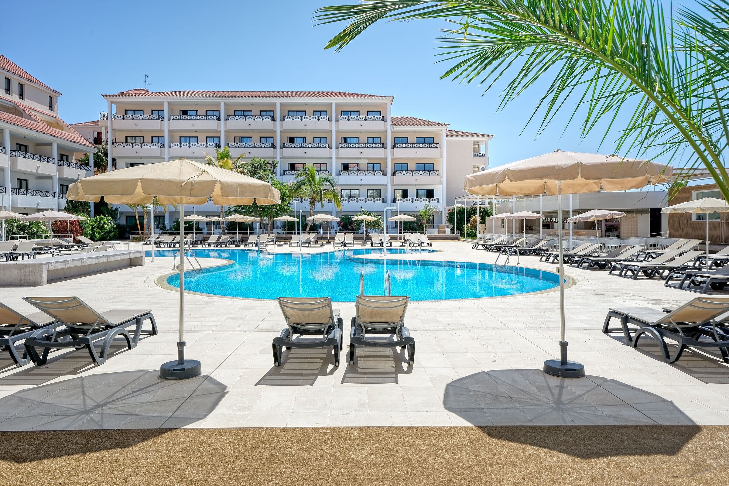 2 buitenzwembaden en ligstoelen